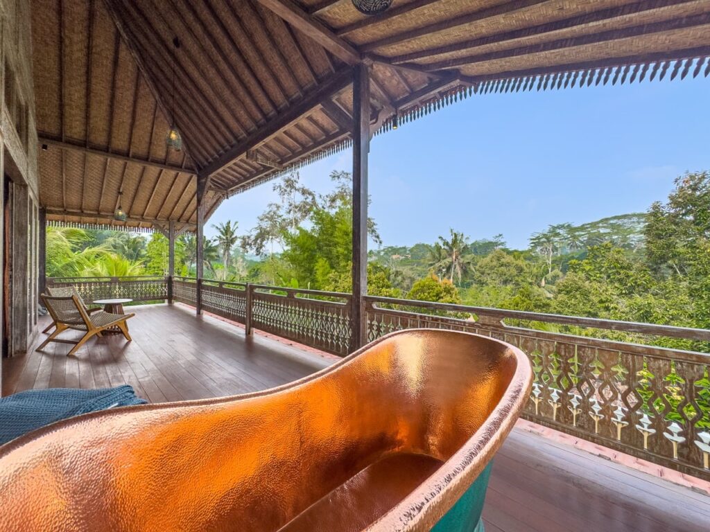 IMG_9939 Copper Bathtub with view over jungle